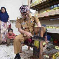 Pj Bupati Kuningan saat meninjau Kebun tembakau khas Kuningan.